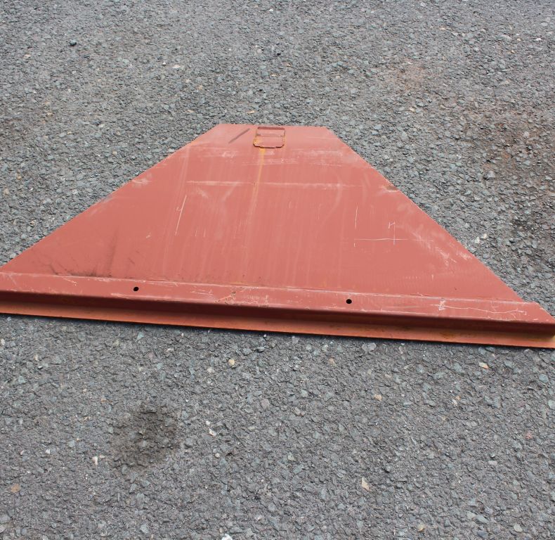 FRONT PART OF REMOVABLE TRIANGULAR FLOOR SECTION