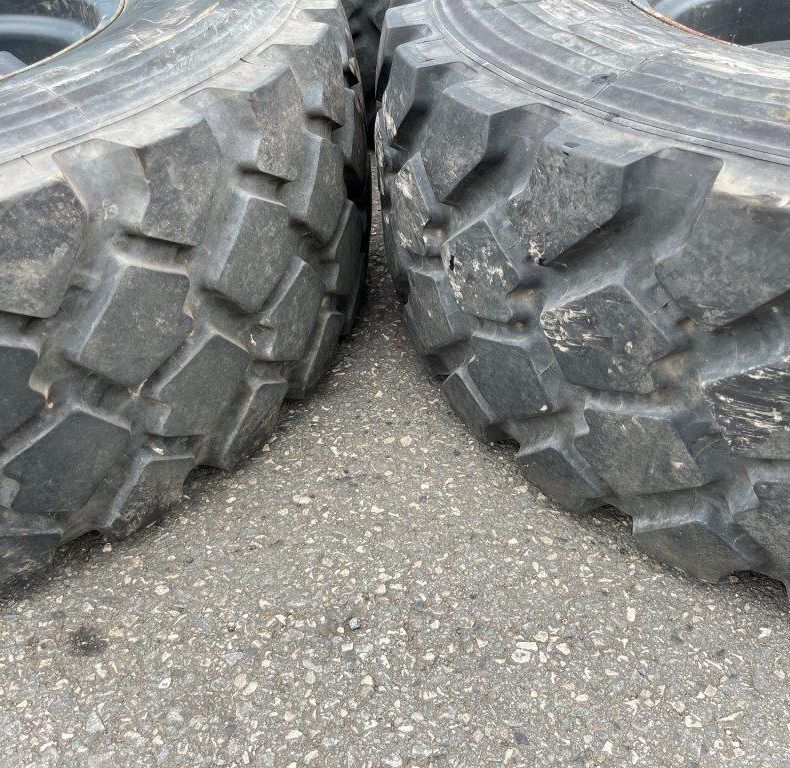 SET 5 WIDE TRACK RIMS WITH 335/80R20 MICHELIN XZL