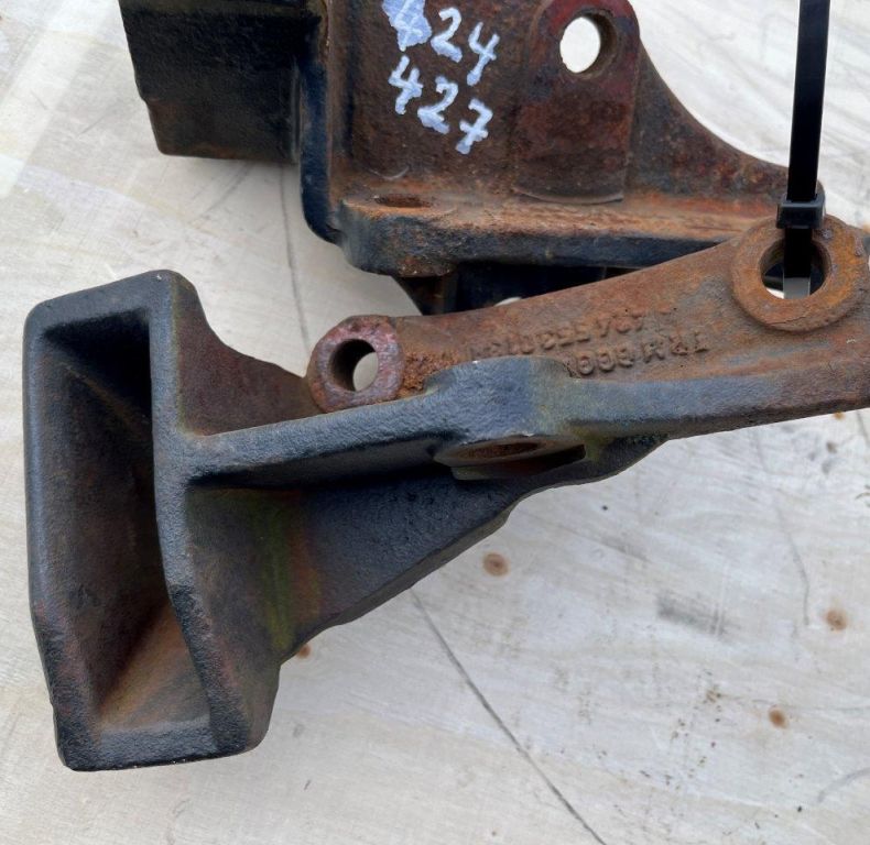 USED DIN BRACKETS 424 427