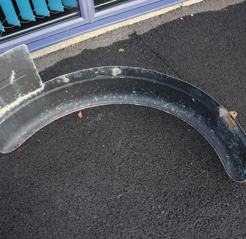 U1300L, 1500, 1700 FRONT O/S MUDGUARD