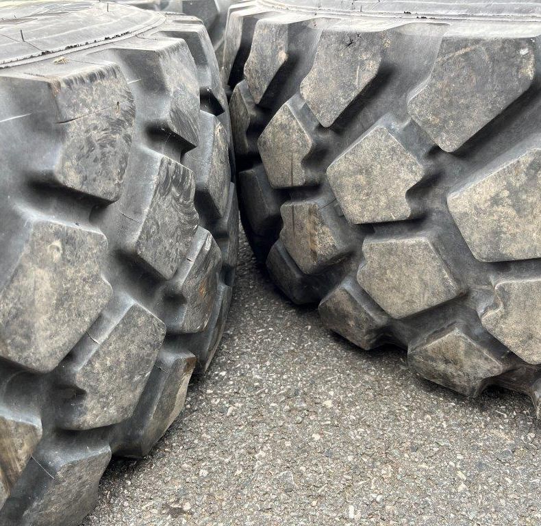 SET 5 WIDE TRACK RIMS WITH 335/80R20 MICHELIN XZL