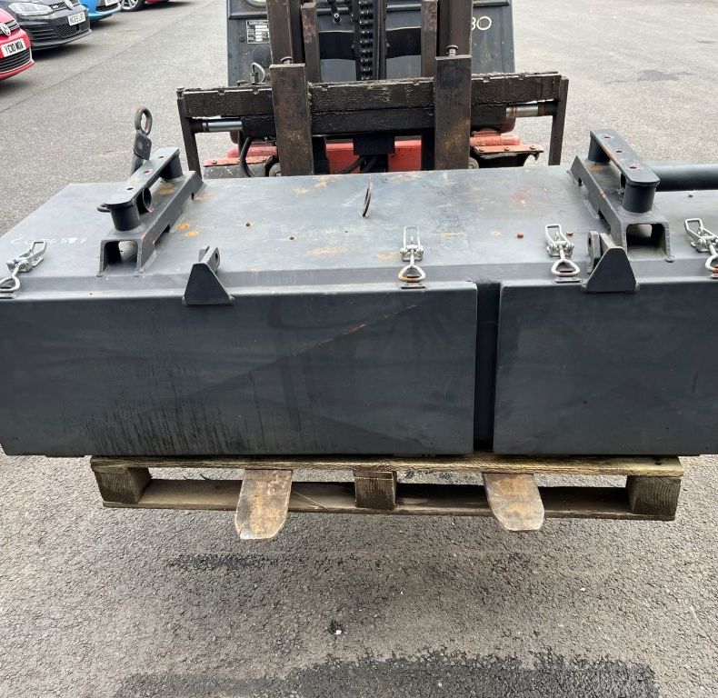 LARGE STORAGE/TOOLBOX