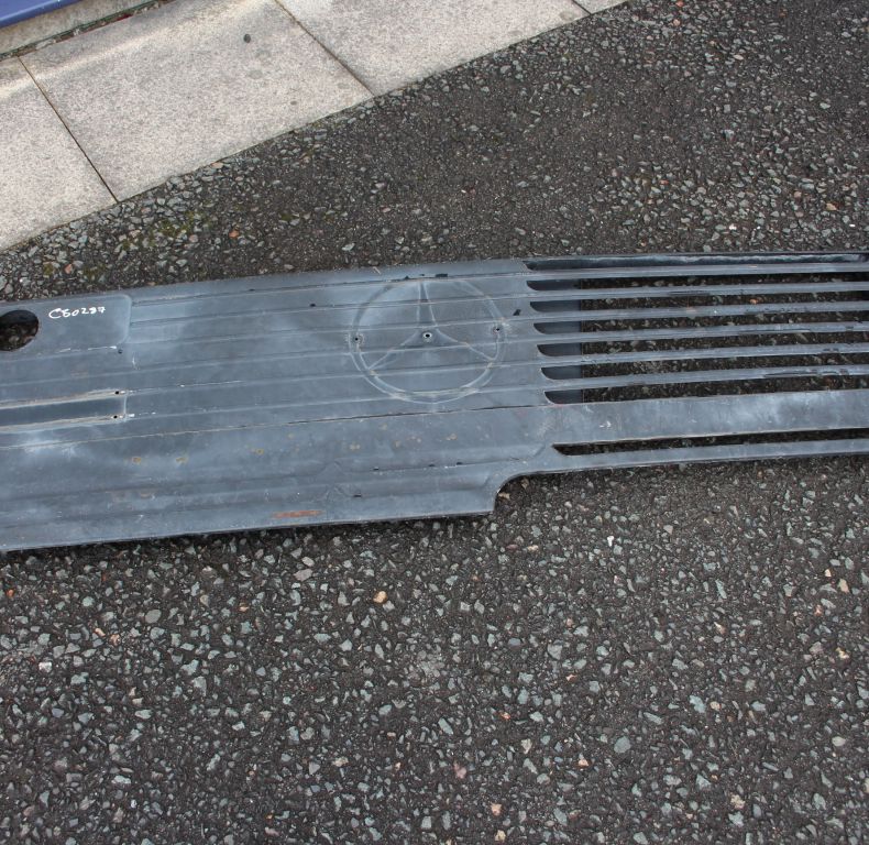 USED FRONT GRILLE U2100-2450