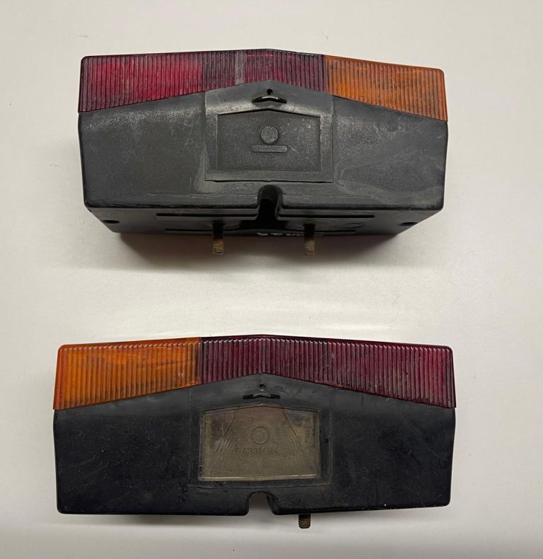 PAIR OF USED REAR LIGHT UNITS 424/427