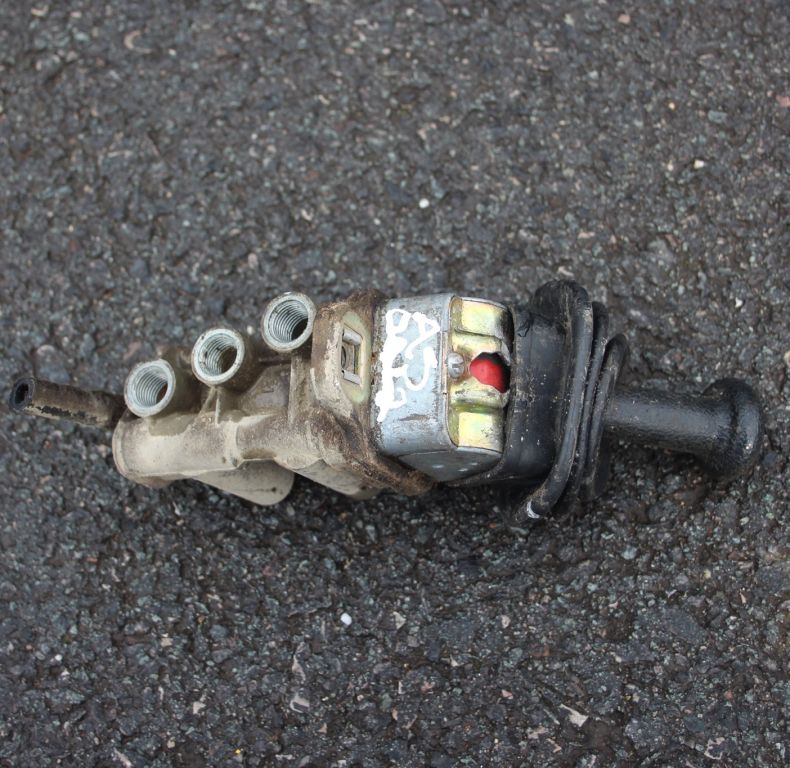USED 3 PORT HANDBRAKE VALVE