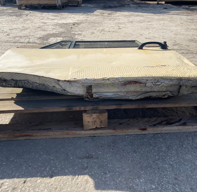 U900/1100 406/416 DOOR LEFT HAND USED