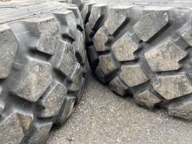SET 5 WIDE TRACK RIMS WITH 335/80R20 MICHELIN XZL