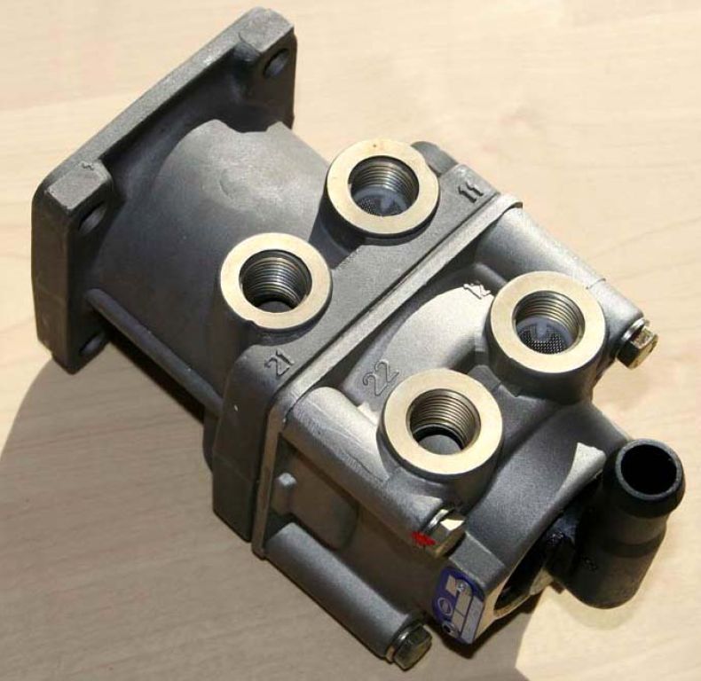 NEW AIR FOOTBRAKE VALVE