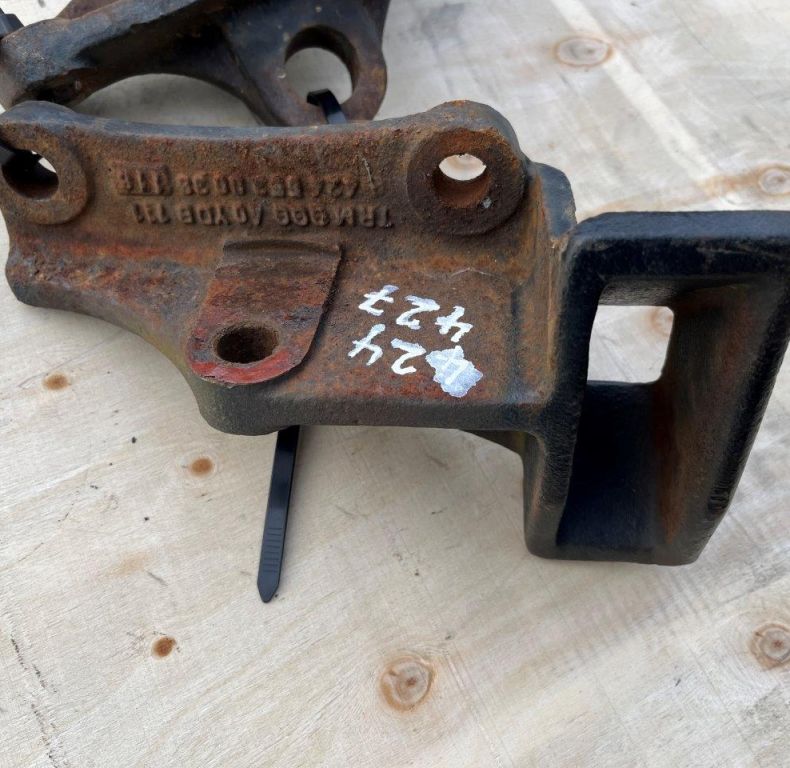USED DIN BRACKETS 424 427