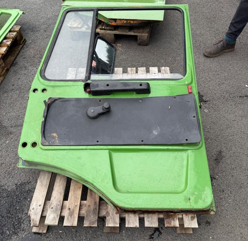 USED RIGHT HAND OFFSIDE DOOR 424-437 SBU