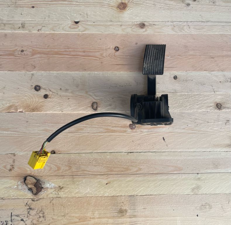 USED UGN ACCELERATOR PEDAL
