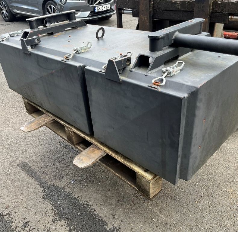 LARGE STORAGE/TOOLBOX