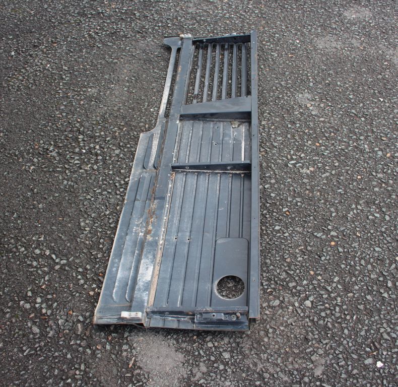 USED FRONT GRILLE U2100-2450