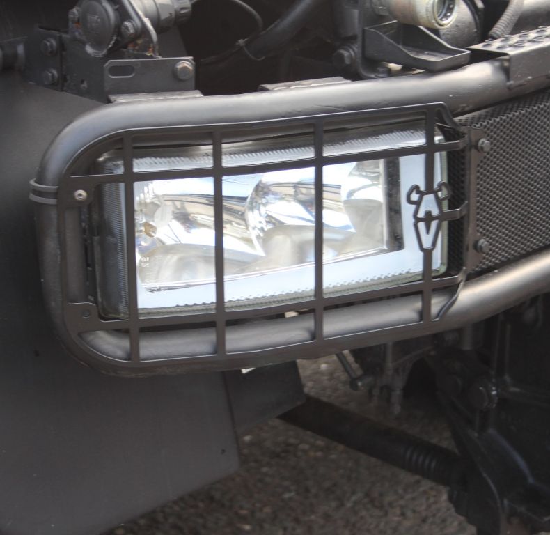 AV U300/400/500 UGN NEW HEADLIGHT GUARDS PAIR