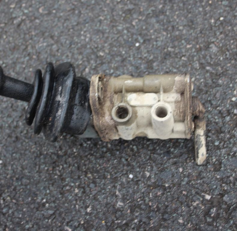USED 3 PORT HANDBRAKE VALVE