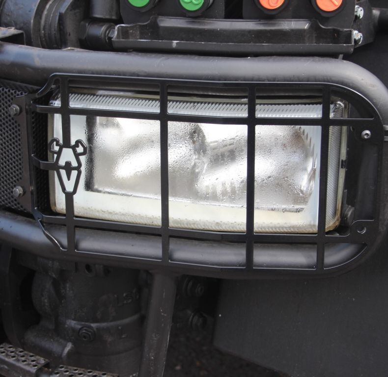 AV U300/400/500 UGN NEW HEADLIGHT GUARDS PAIR