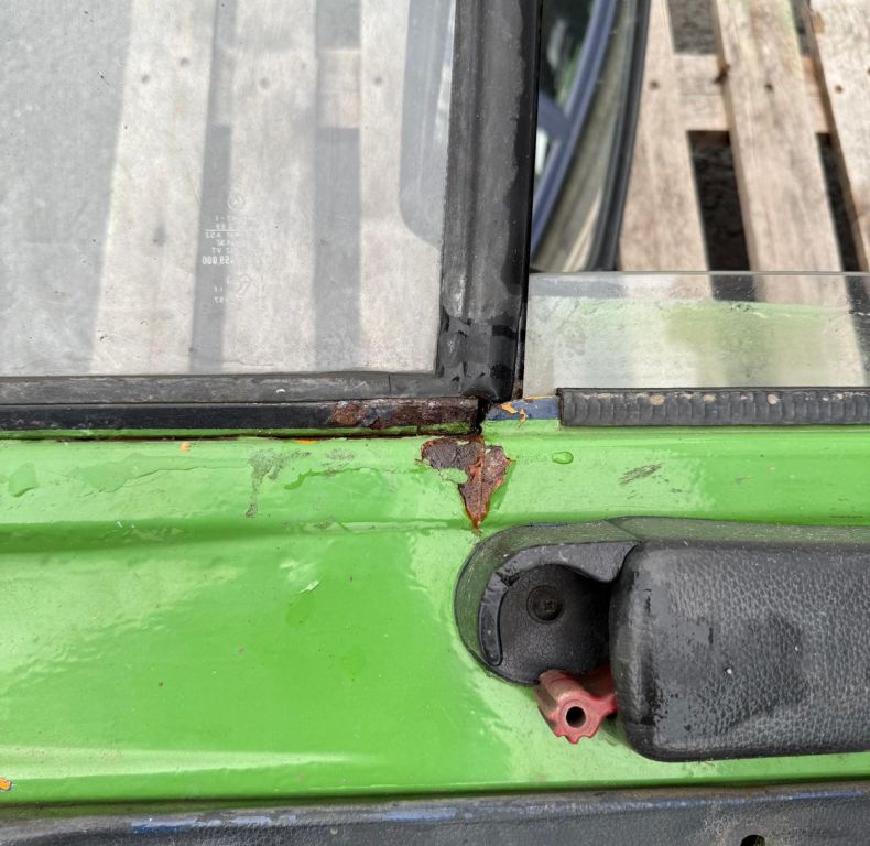 USED RIGHT HAND OFFSIDE DOOR 424-437 SBU