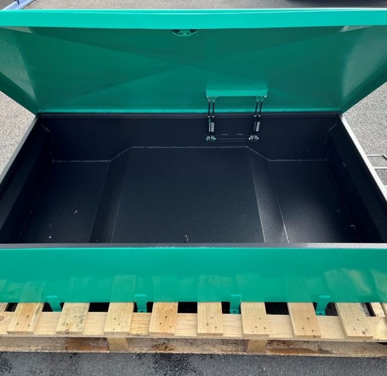 NEW ROOF BOX & LADDER