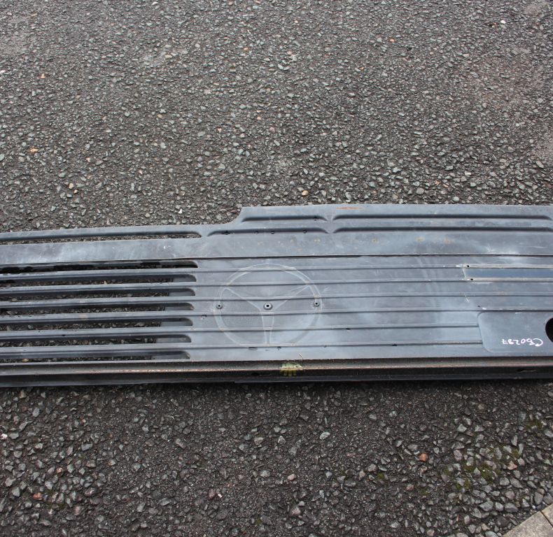 USED FRONT GRILLE U2100-2450
