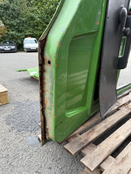 USED RIGHT HAND OFFSIDE DOOR 424-437 SBU