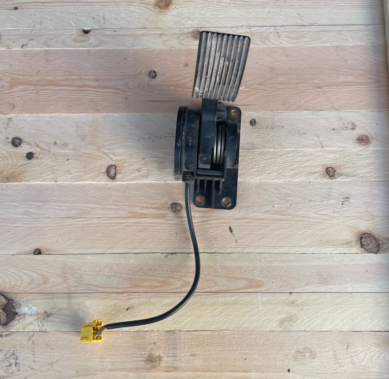 USED UGN ACCELERATOR PEDAL