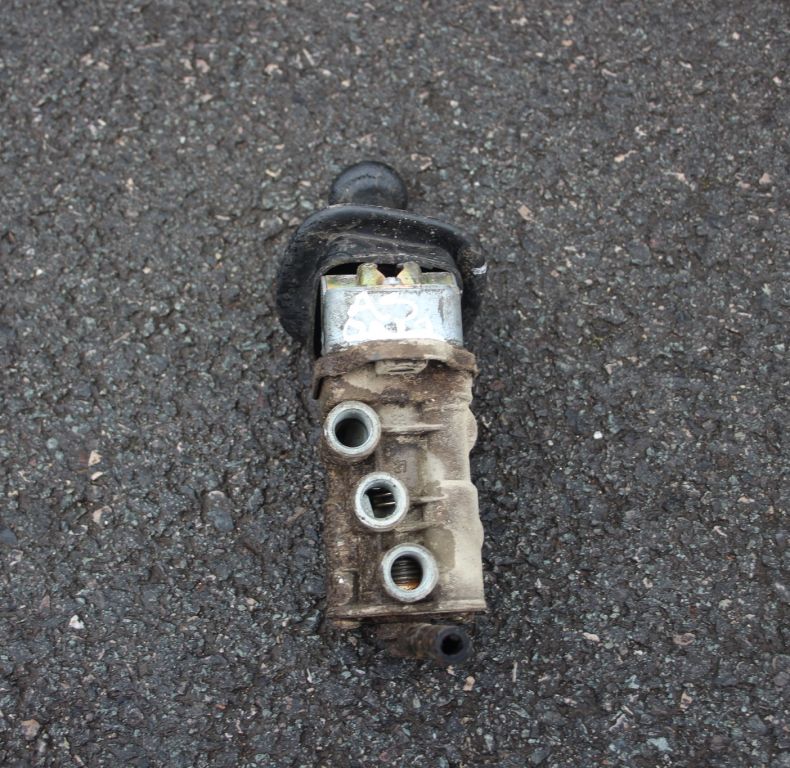 USED 3 PORT HANDBRAKE VALVE