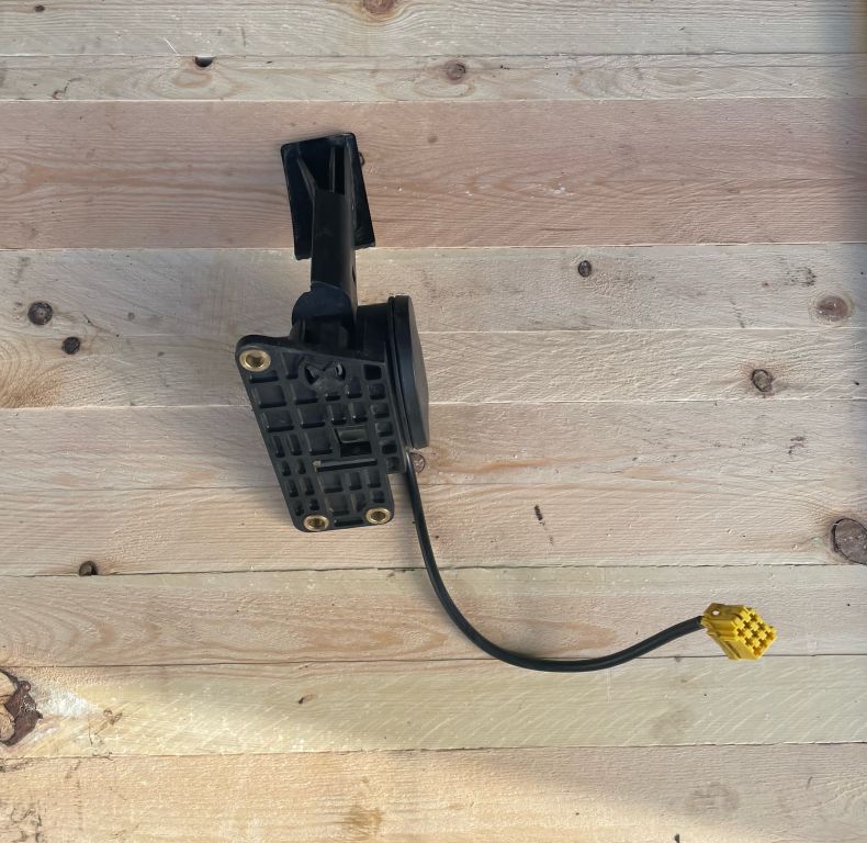 USED UGN ACCELERATOR PEDAL