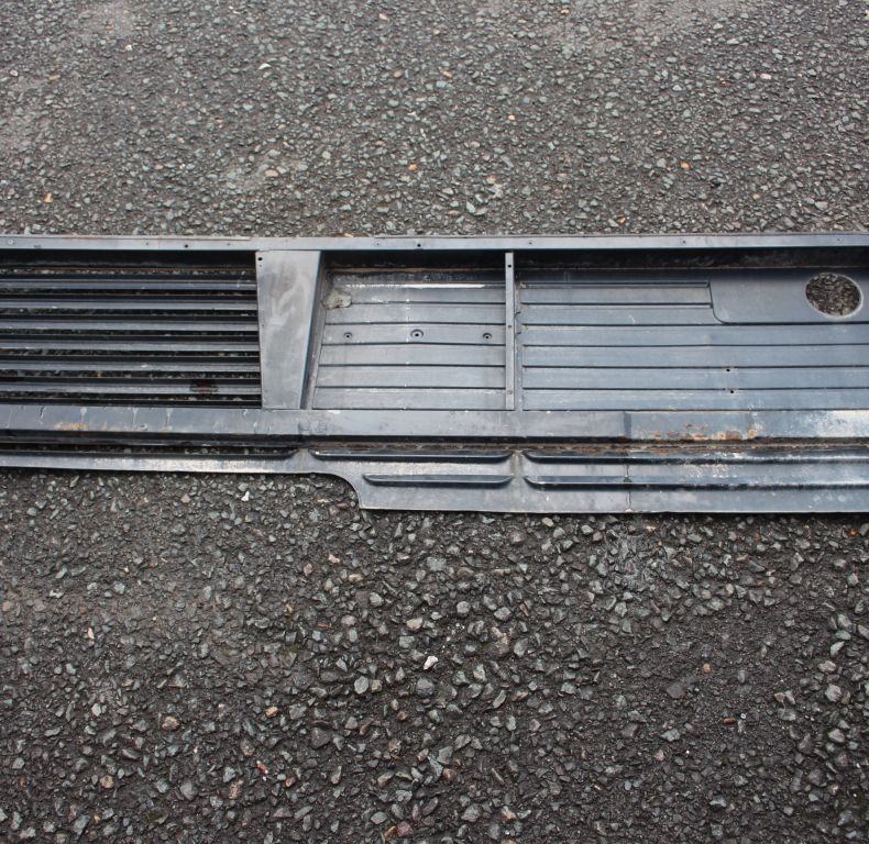 USED FRONT GRILLE U2100-2450
