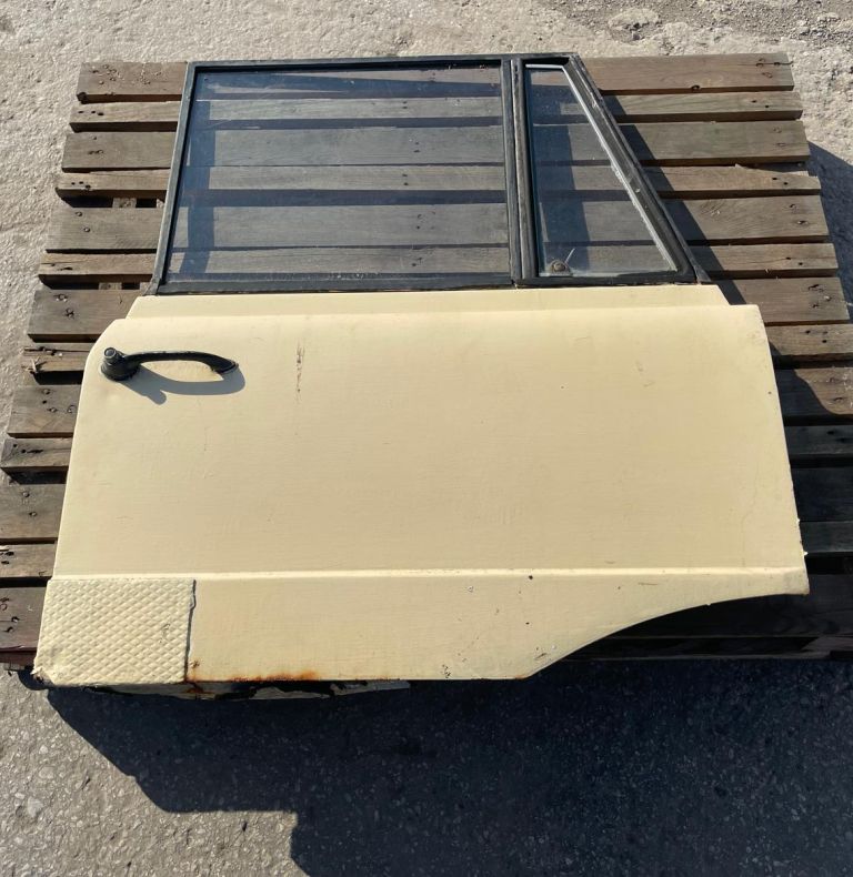 U900/1100 406/416 DOOR RIGHT HAND USED