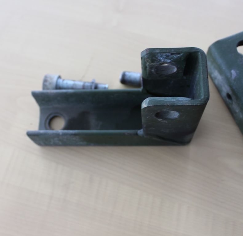 U1300L FRONT MOUNTING BRACKETS