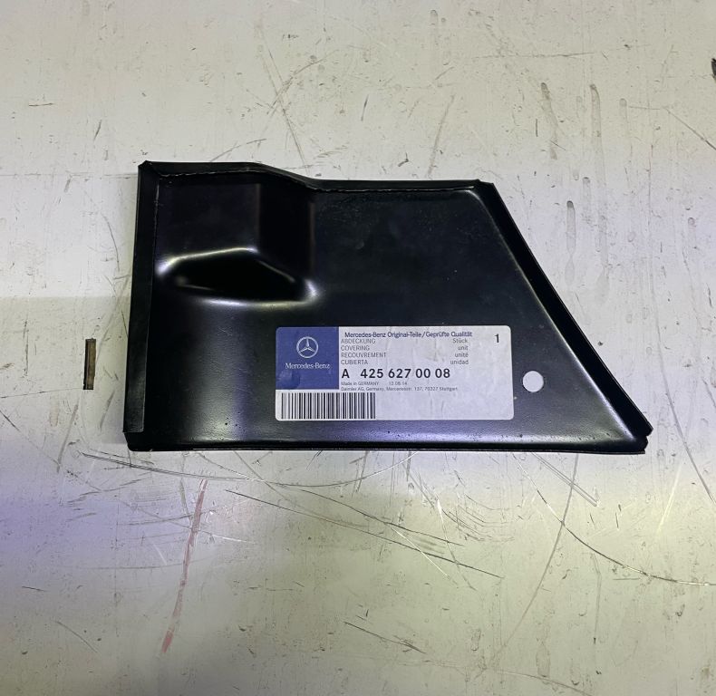 FRONT WING TRIM PIECE U2100-2450  425 627 0008