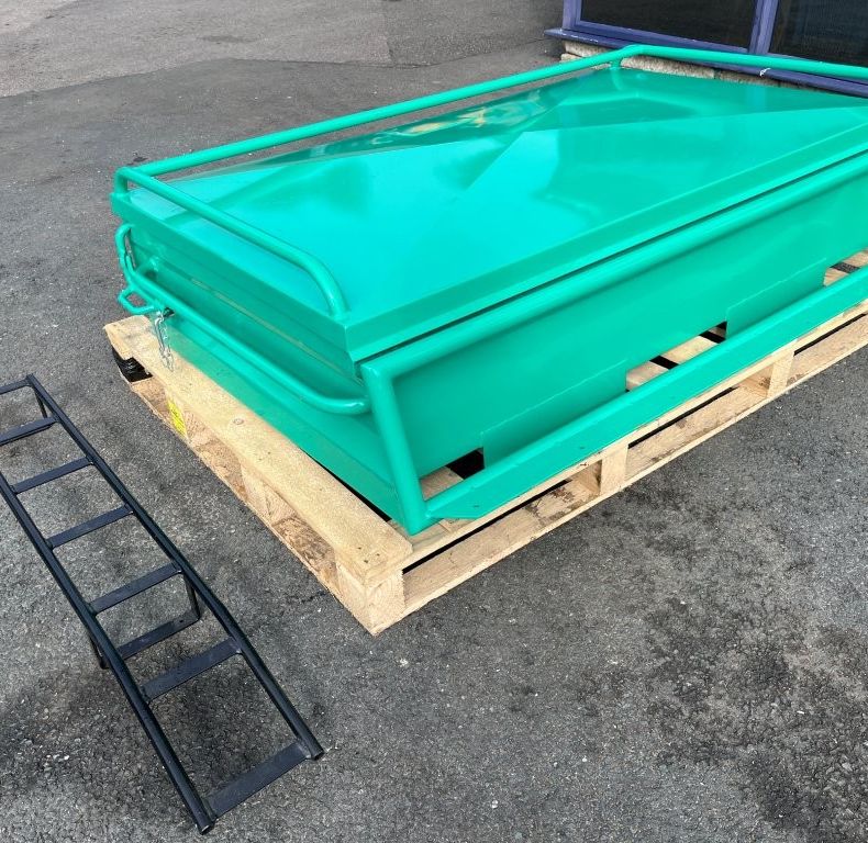 NEW ROOF BOX & LADDER