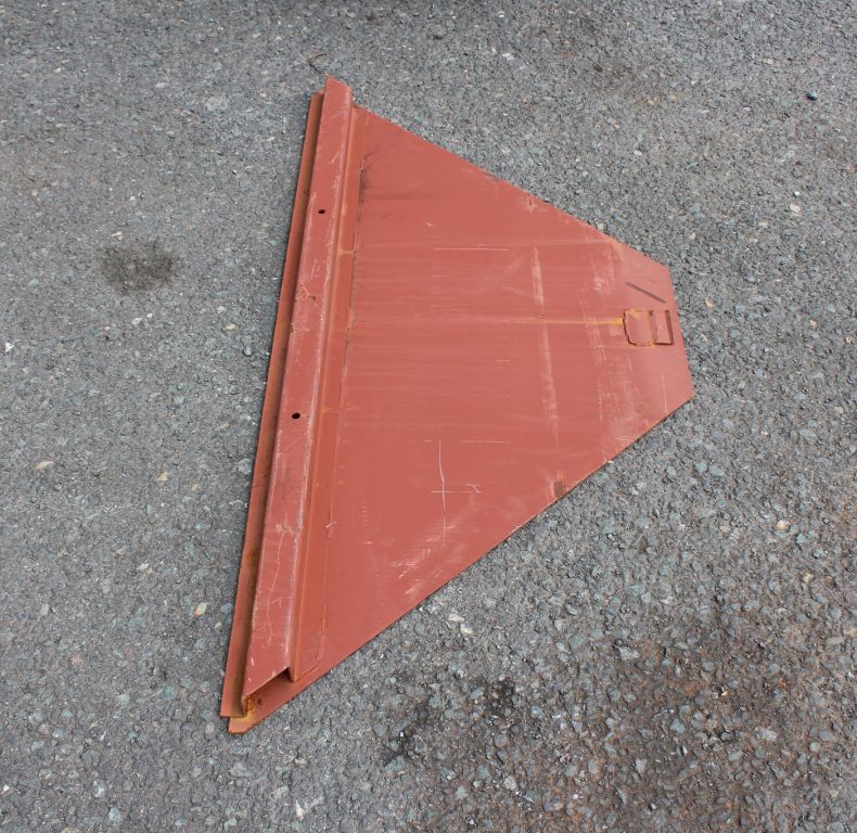 FRONT PART OF REMOVABLE TRIANGULAR FLOOR SECTION
