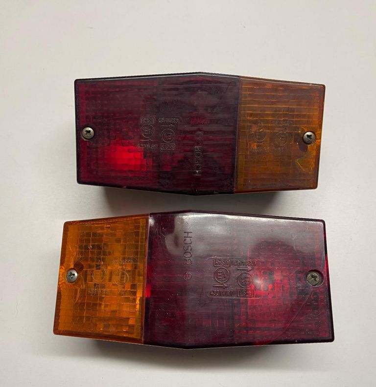 PAIR OF USED REAR LIGHT UNITS 424/427