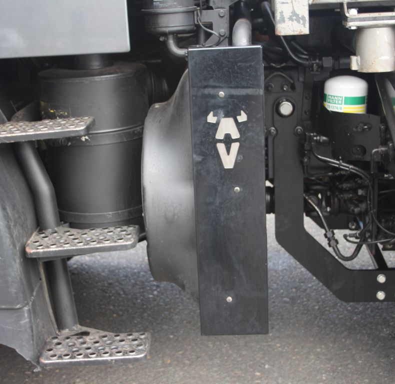 AV UGN RADIATOR COVER