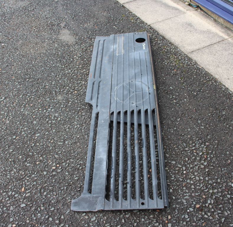 USED FRONT GRILLE U2100-2450