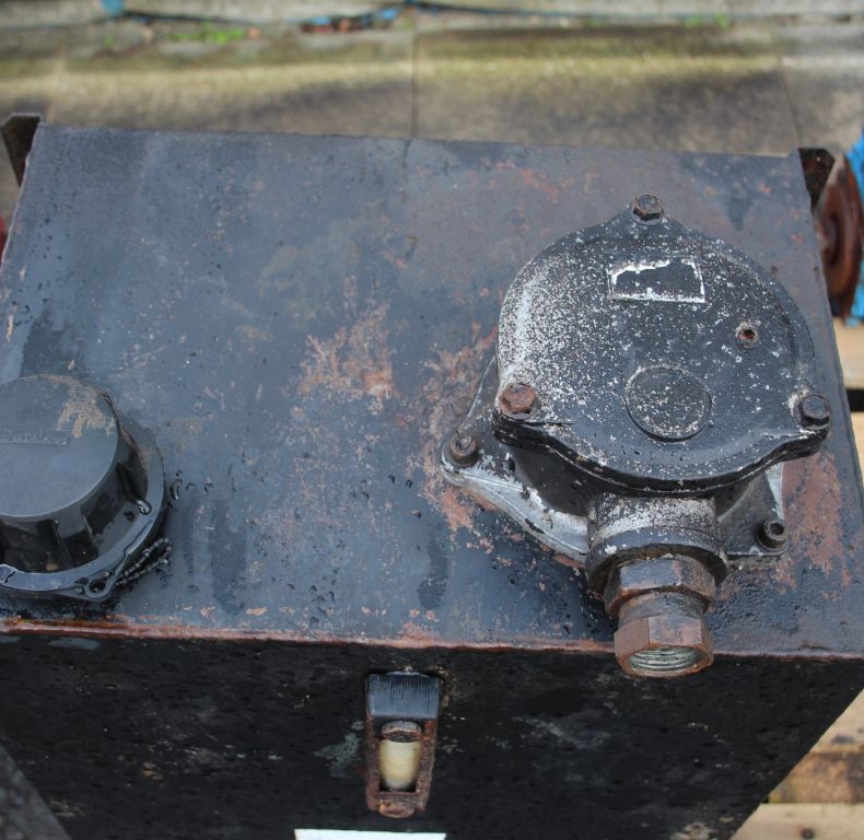 USED HYDRAULIC TANK