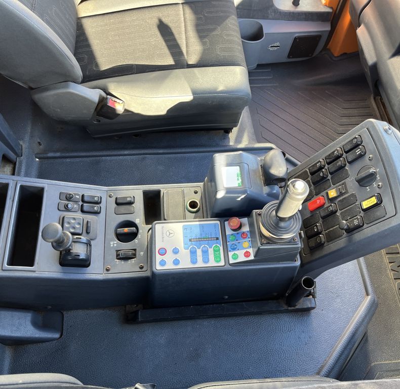 U400 AG REGISTERED WITH PICK-UP HITCH