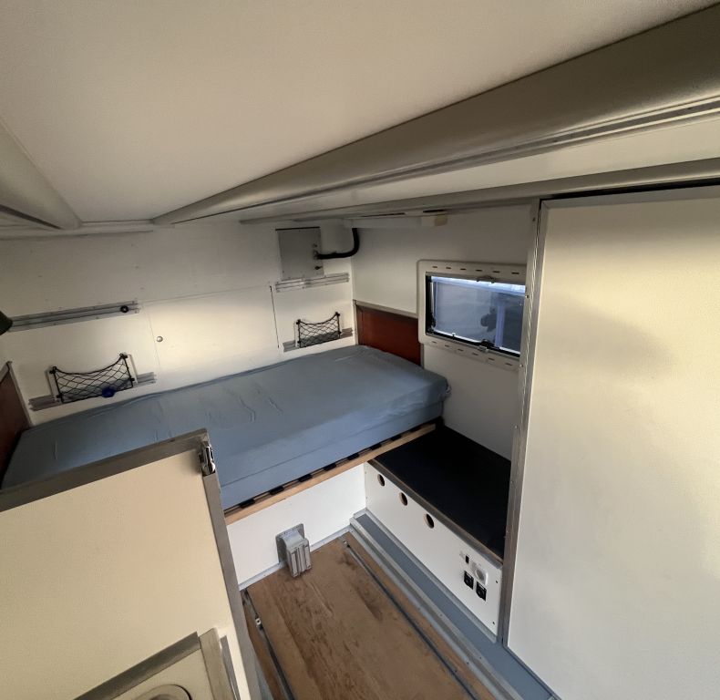 ZEPPELIN EX-MILITARY BOX - WELL EQUIPPED CAMPER CONVERSION