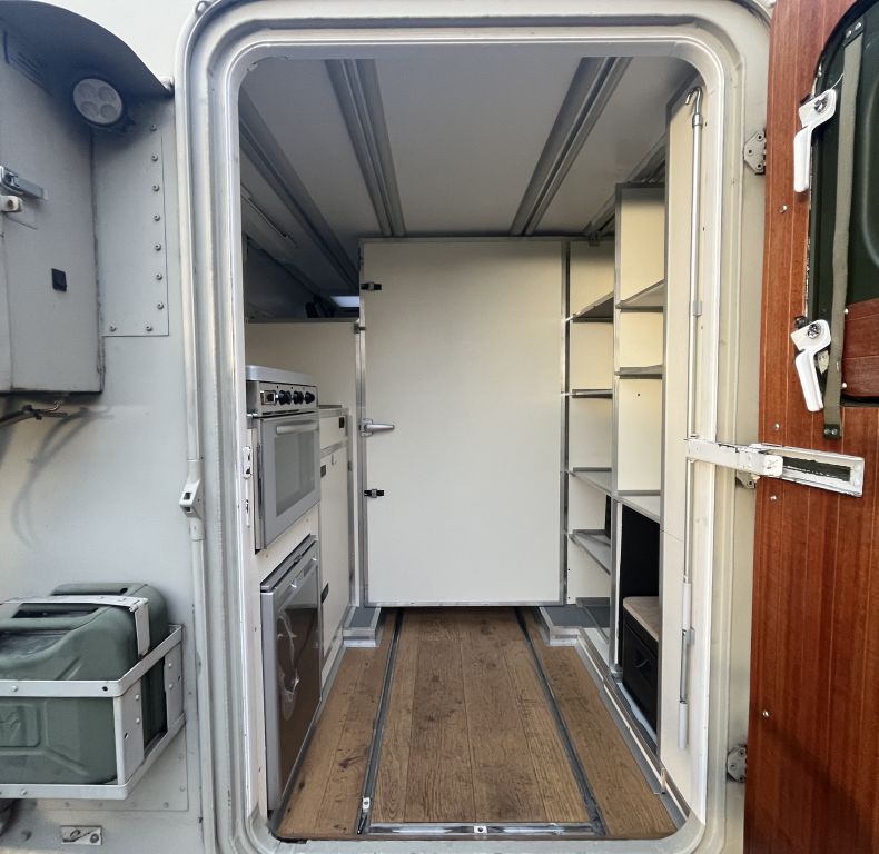 ZEPPELIN EX-MILITARY BOX - WELL EQUIPPED CAMPER CONVERSION