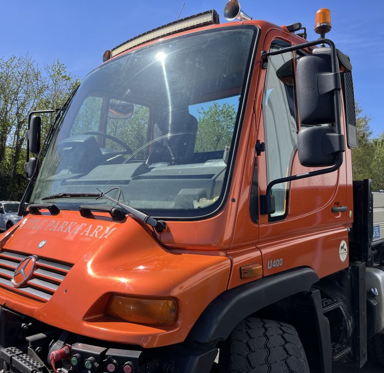 U400 AG REGISTERED WITH PICK-UP HITCH