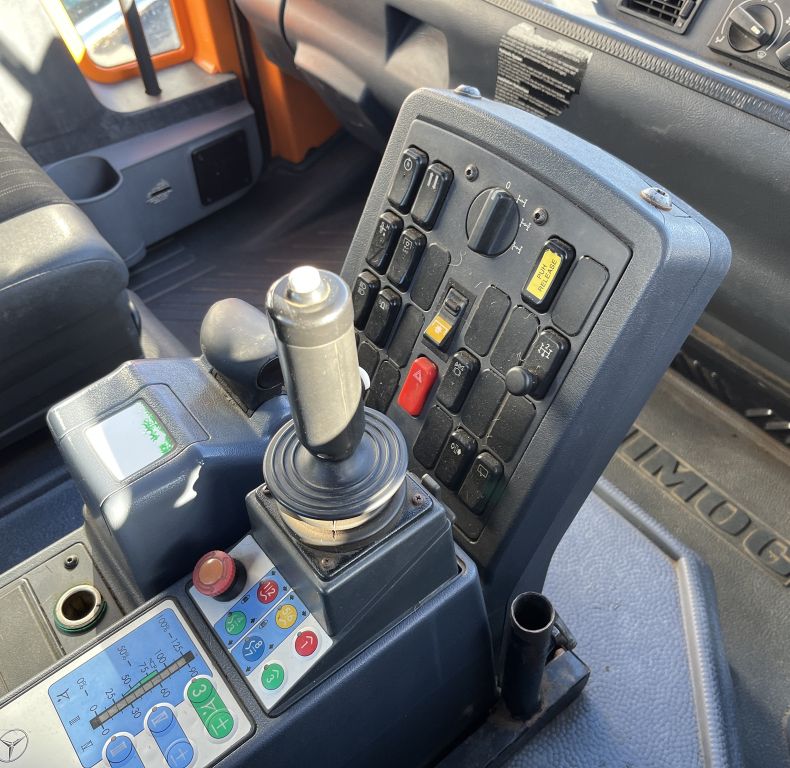 U400 AG REGISTERED WITH PICK-UP HITCH