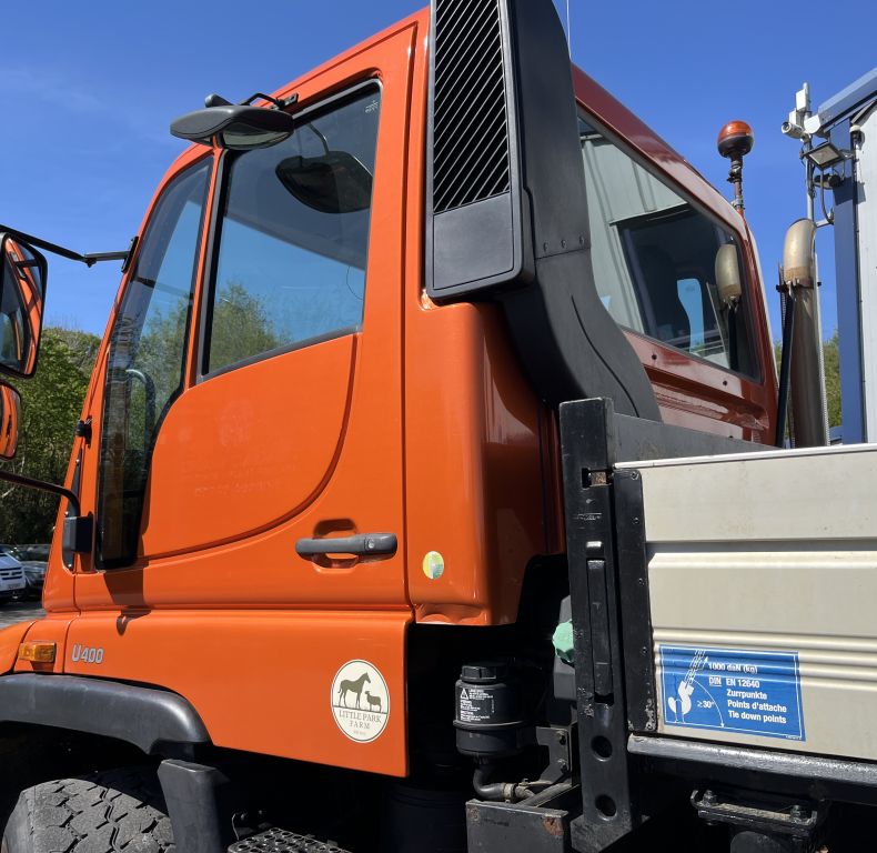U400 AG REGISTERED WITH PICK-UP HITCH