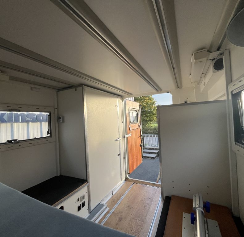 ZEPPELIN EX-MILITARY BOX - WELL EQUIPPED CAMPER CONVERSION