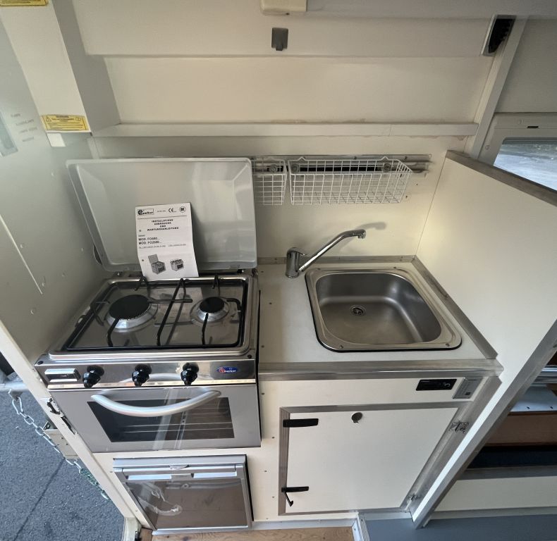 ZEPPELIN EX-MILITARY BOX - WELL EQUIPPED CAMPER CONVERSION