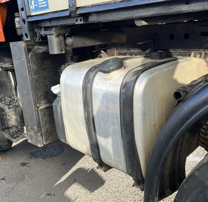 U400 AG REGISTERED WITH PICK-UP HITCH