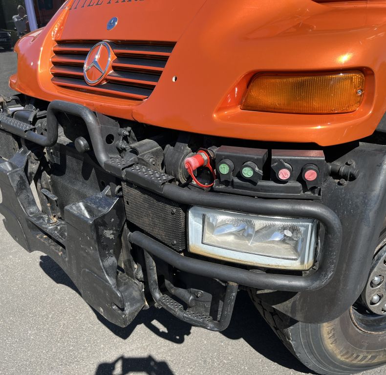U400 AG REGISTERED WITH PICK-UP HITCH