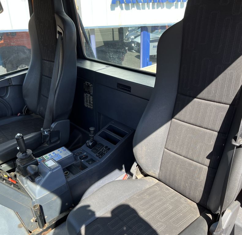 U400 AG REGISTERED WITH PICK-UP HITCH