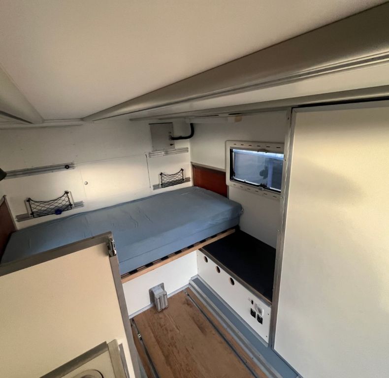 ZEPPELIN EX-MILITARY BOX - WELL EQUIPPED CAMPER CONVERSION