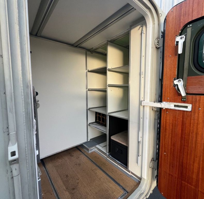 ZEPPELIN EX-MILITARY BOX - WELL EQUIPPED CAMPER CONVERSION
